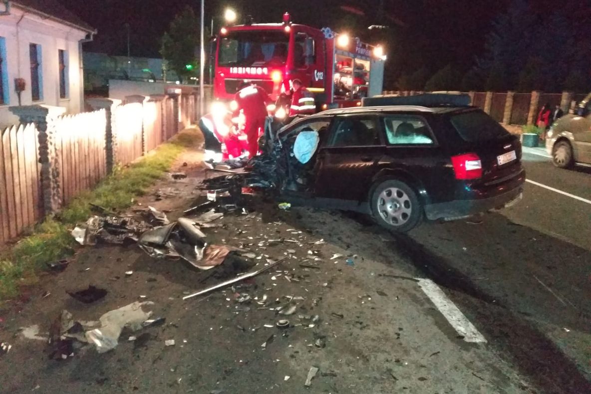 Grav accident rutier în Bistrița-Năsăud. Un tânăr a decedat, iar alte șase persoane au fost transportate la spital (FOTO)