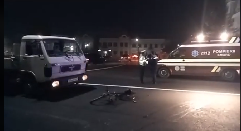 VIDEO: Trei copii, loviți de o autoutilitară în centrul Năsăudului! Toți circulau pe o singură bicicletă
