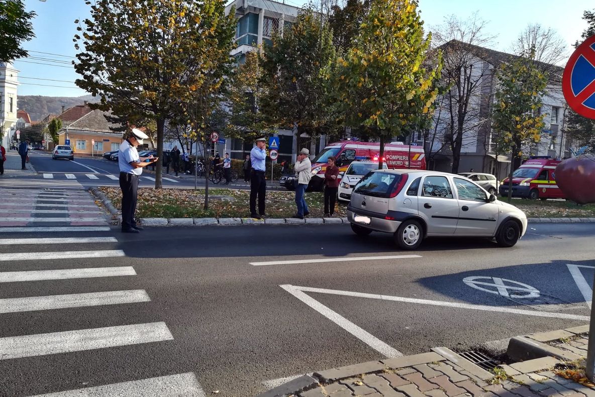 FOTO/VIDEO: Doi tineri, loviți de un autoturism pe o trecere de pietoni din Bistrița! Ambii au ajuns la spital, unul în stare foarte gravă