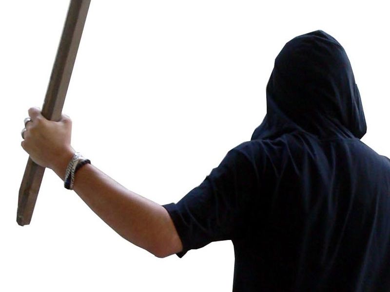 Bărbat din Bistrița-Năsăud, bătut în propria gospodărie de doi tineri! Omul a ajuns la spital