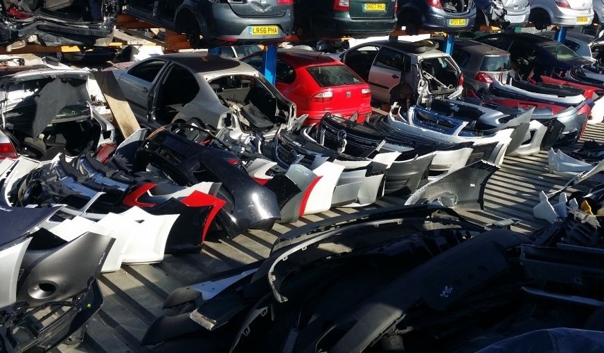 Două firme de dezmembrări auto din Sîngeorz Băi, anchetate penal pentru poluarea mediului