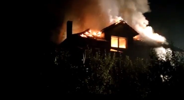 Casă din localitatea bistrițeană Dumitra, cuprinsă de flăcări (VIDEO)