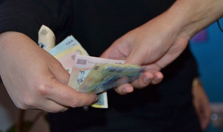 A fost prins în flagrant! Polițist bistrițean, reținut pentru luare de mită