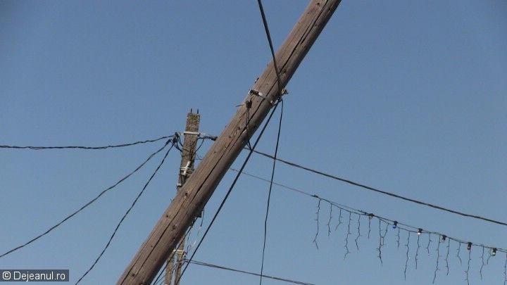 Accident ciudat în Bistrița! Un angajat al unei firme de telefonie a căzut cu tot cu stâlpul pe care se urcase să repare un cablu