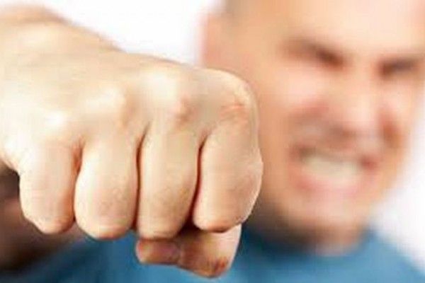 Gineri agresivi cu soacrele! Doi bistrițeni s-au ales cu dosare penale, dar și cu ordine de protecție