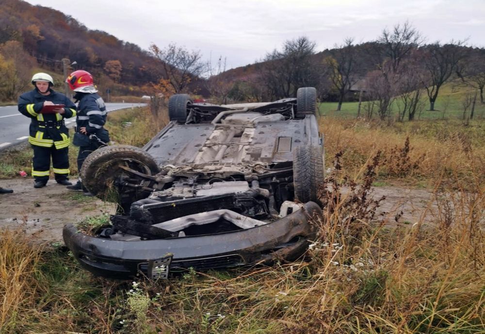 Autoturism răsturnat pe DN 17C! La volan era o tânără de 19 ani