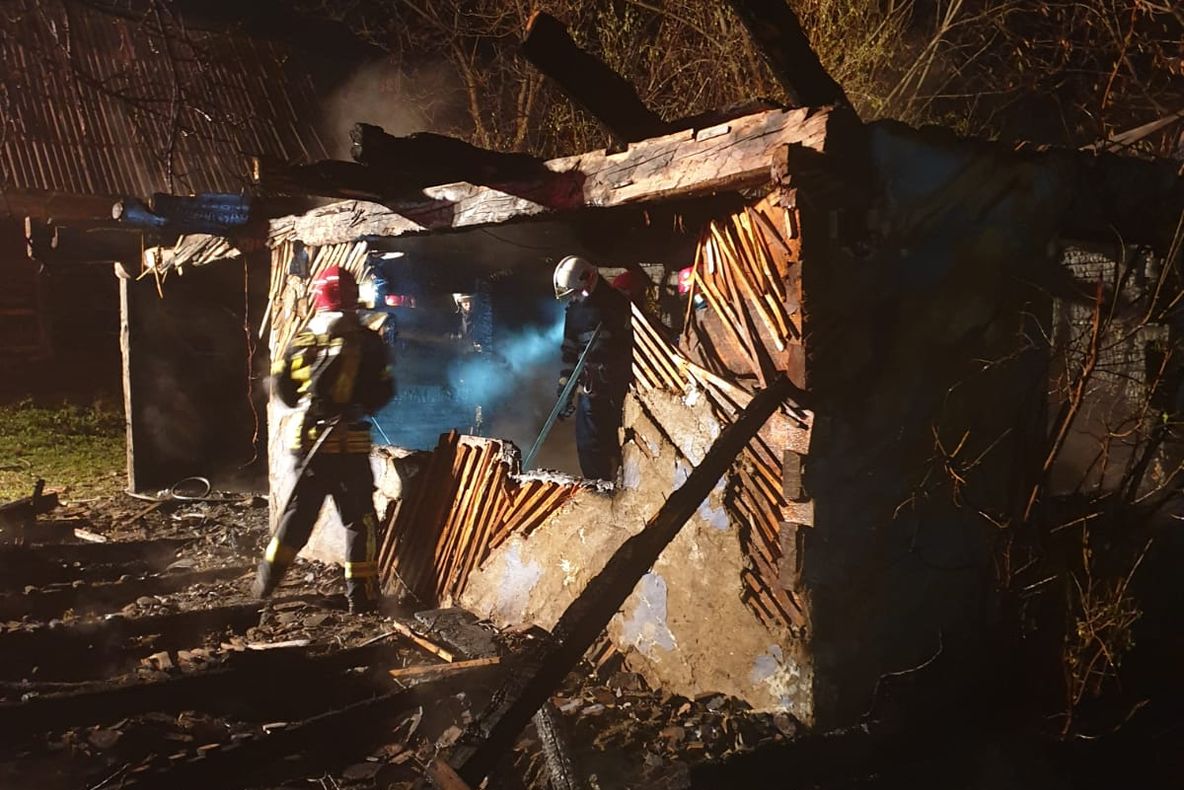 Bărbat din Bistrița-Năsăud, decedat după ce locuința în care dormea i-a fost cuprinsă de flăcări (FOTO)