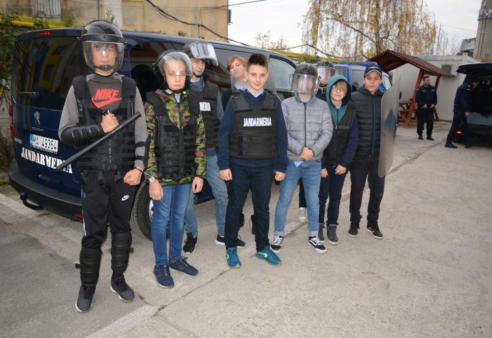 FOTO: Nouă elevi de gimnaziu au fost pentru o zi jandarmi! Ce cariere vor să urmeze când vor fi mari