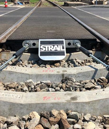 Trecerea la nivel cu calea ferată de pe o stradă din Bistrița intră în modernizare