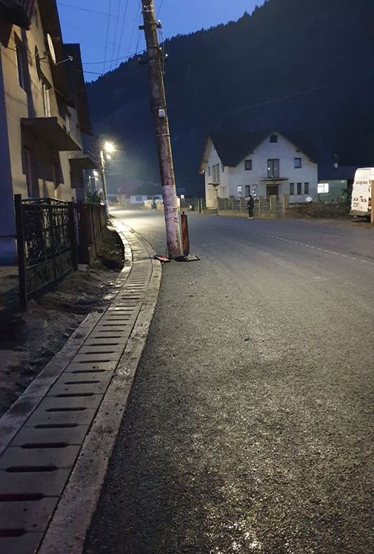 Stâlpi rămași pe carosabil, pe DN 17D, în orașul Sângeorz-Băi