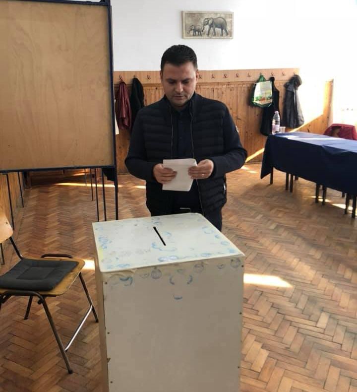 Fostul ministru Daniel Suciu a votat la Sângeorz-Băi, în județul Bistrița-Năsăud (FOTO)