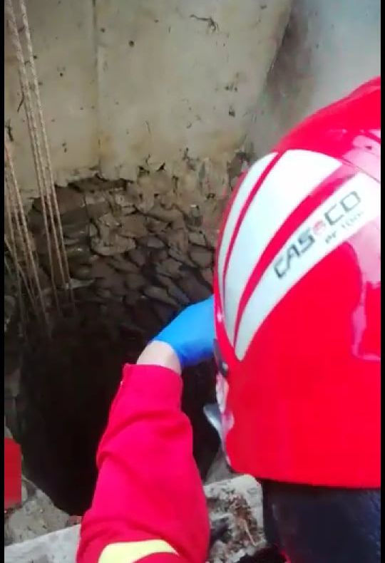 Misiune grea pentru pompierii din Bistrița-Năsăud! Încearcă să salveze o femeie care ar fi căzut într-o fântână adâncă (VIDEO)