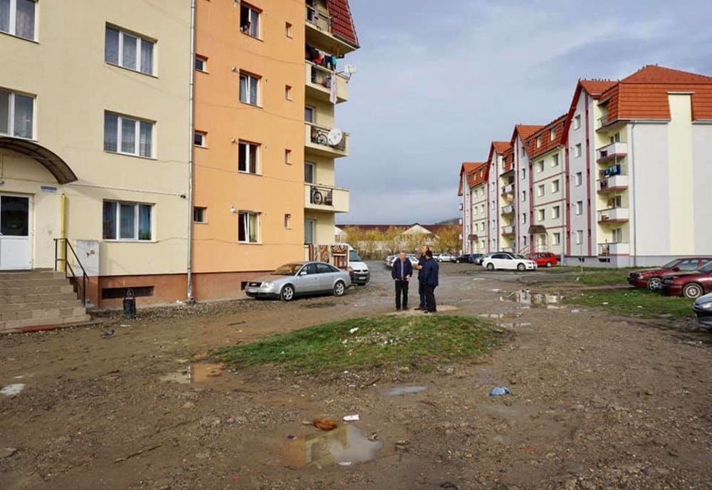 Începe amenajarea zonei din jurul blocurilor sociale din cartierul Subcetate al municipiului Bistrița