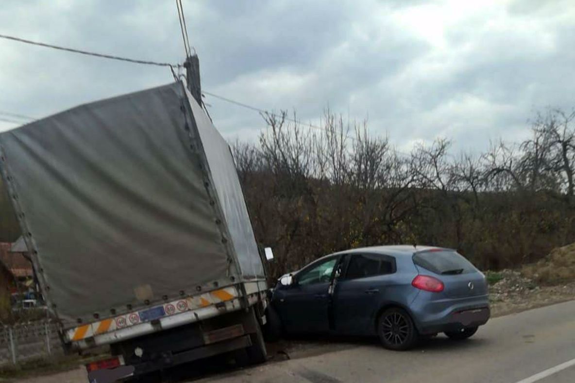 Șapte persoane, implicate într-un accident rutier în Bistrița-Năsăud! Trei adulți și doi copii au ajuns la spital