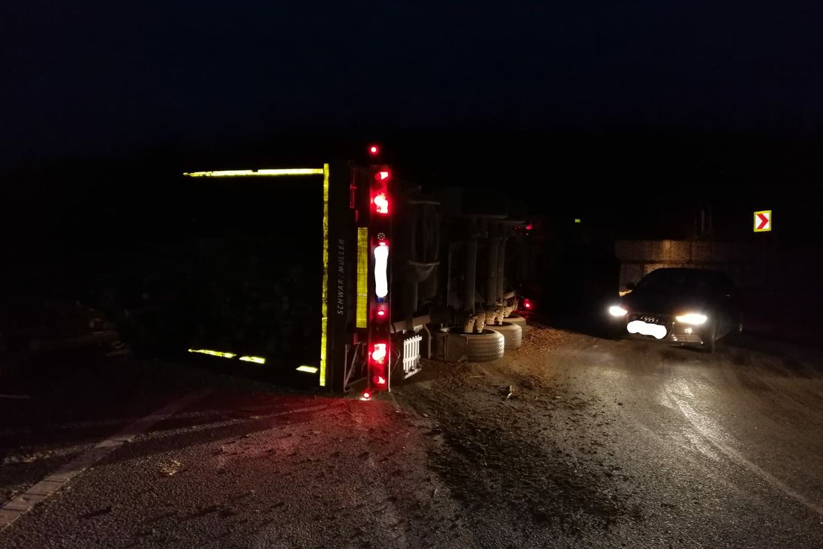 TIR cu lemne, răsturnat în localitatea Teaca din Bistrița-Năsăud