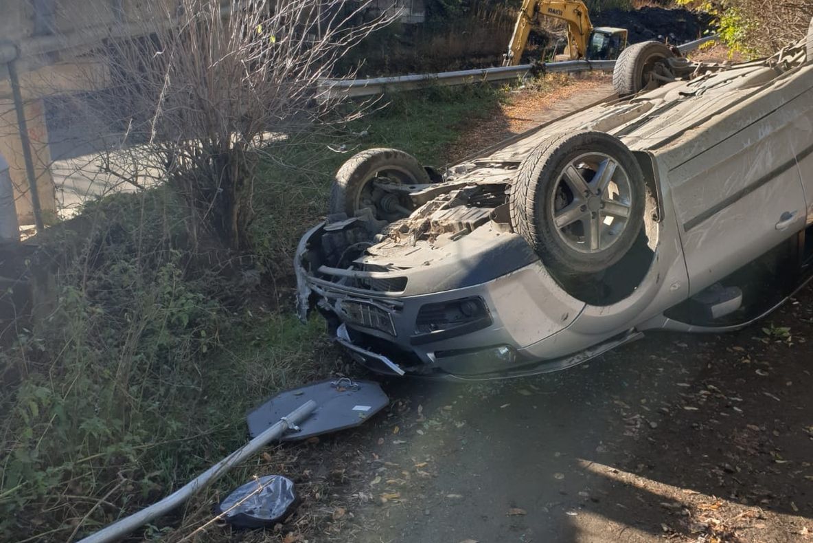 Accident pe DJ 154C, în Bistrița-Năsăud! Un autoturism a ajuns în afara drumului, cu roțile în sus