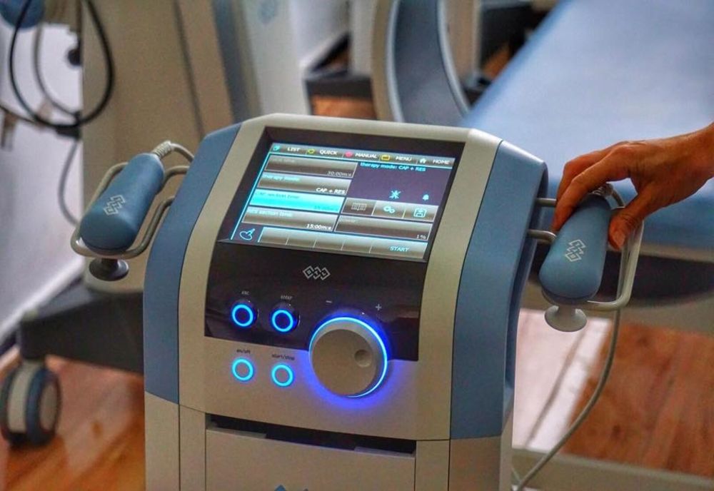 O nouă aparatură a ajuns la Spitalul Județean de Urgență Bistrița! Pacienții cu probleme articulare și musculare vor putea beneficia de cea mai moderna terapie cu radiofrecvență!