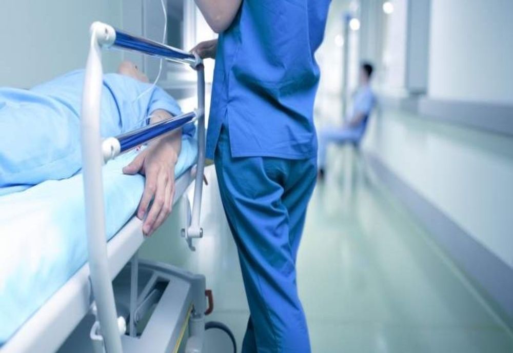 Bătrânul înjunghiat într-un azil din Bistrița, transferat la o unitate medicală din Cluj-Napoca