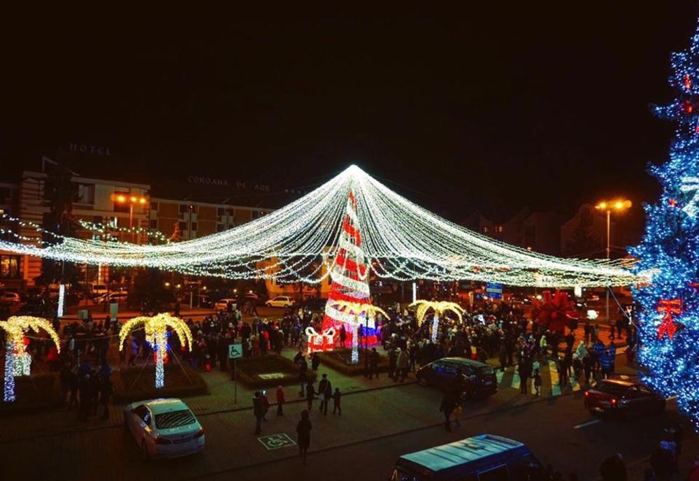 Luminile feerice din Piața Petru Rareș se aprind pe 1 decembrie. ”Va fi cel mai colorat, mare și spectaculos eveniment de până acum!”