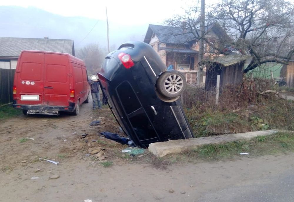 Trei tineri, la spital după ce mașina în care se aflau a lovit un cap de pod (FOTO)