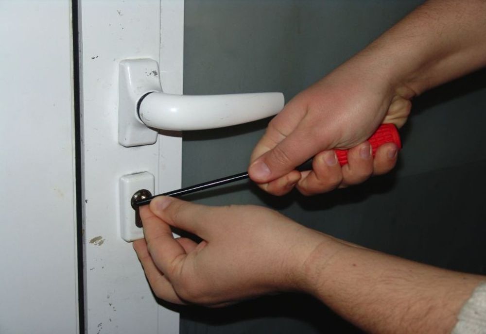 Abia are 12 ani, dar se ține de infracțiuni! A pătruns forțat într-o locuință și a furat