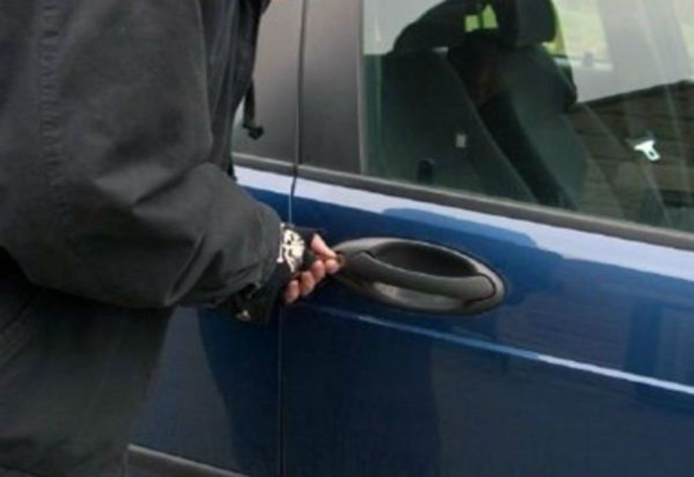 Prins în flagrant, un tânăr din Bistrița a fost reținut pentru furturi din mașini! Acum riscă arestul preventiv