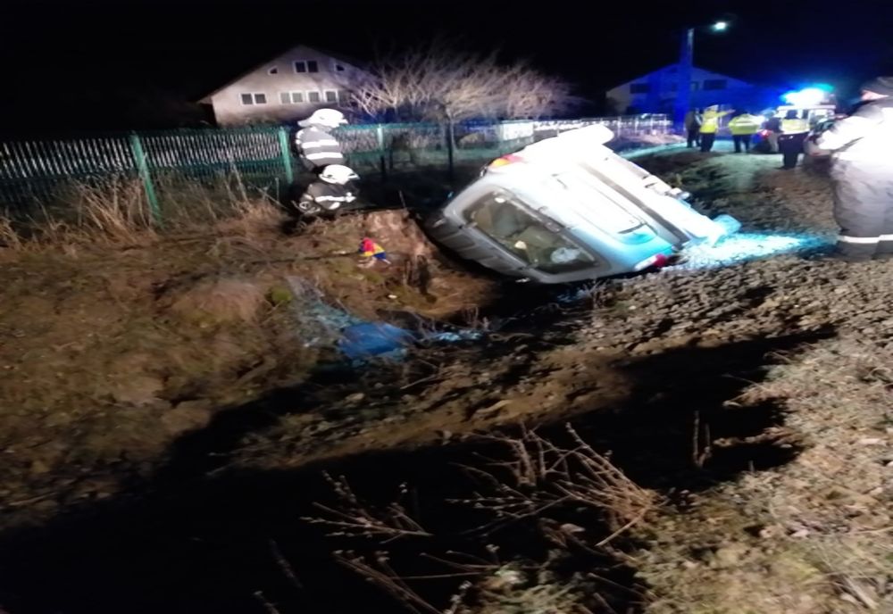 Tânăr din Prundu Bârgăului, beat la volan, s-a răsturnat azi-noapte cu mașina într-un șanț