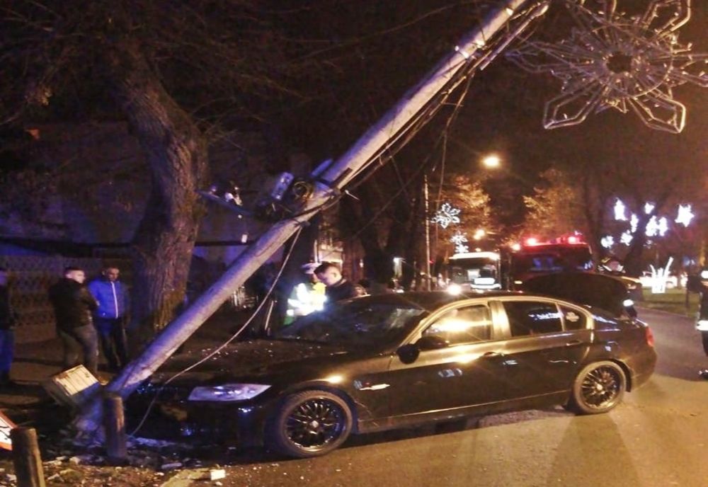 S-a crezut la raliu și a ajuns cu mașina într-un stâlp de electricitate! Două bulevarde din Bistrița au rămas în beznă