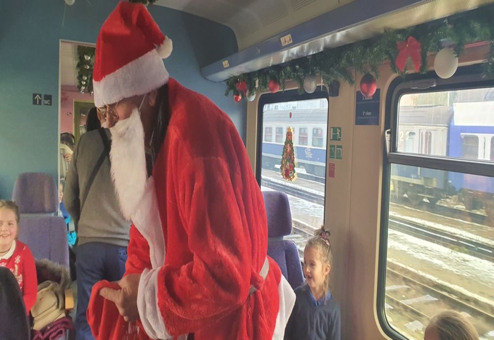 FOTO: Lecția siguranței de nota 10, învățată de copiii bistrițeni care au călătorit astăzi cu ”Trenul lui Moș Crăciun”