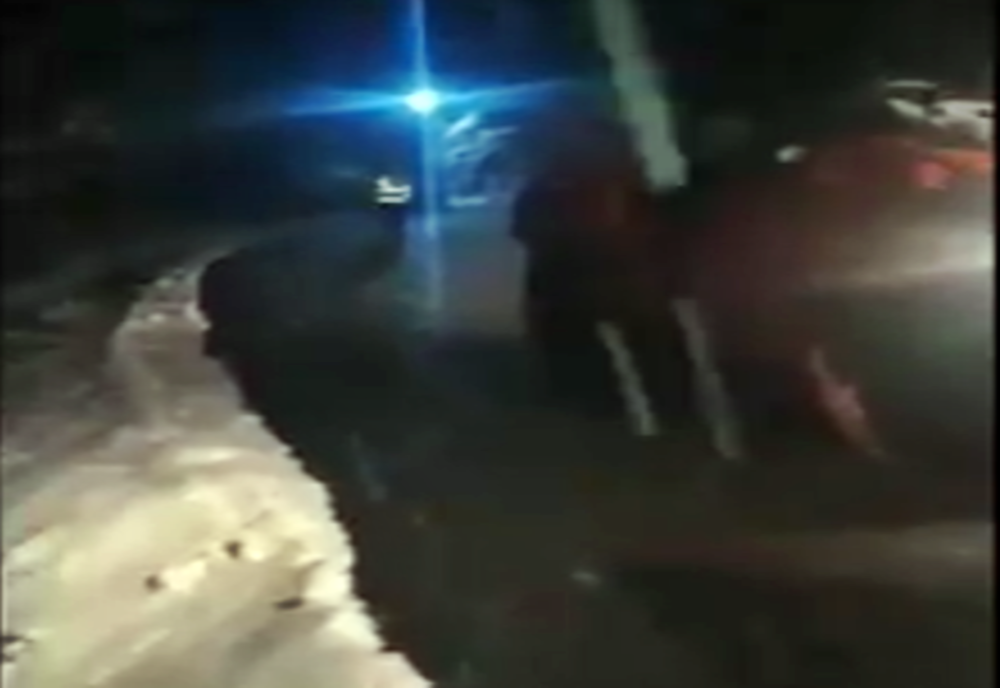 VIDEO: Asfaltare, seara pe ninsoare, într-un sat din Bistrița-Năsăud! Cum s-a ajuns la asta