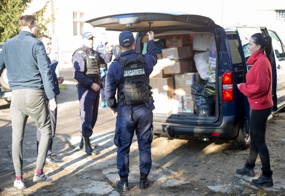 FOTO: Jandarmii bistrițeni, mesagerii Moșului pentru cele 4 familii din Șanț rămase în prag de iarnă fără case, dar și pentru 8 copii din Dumitra
