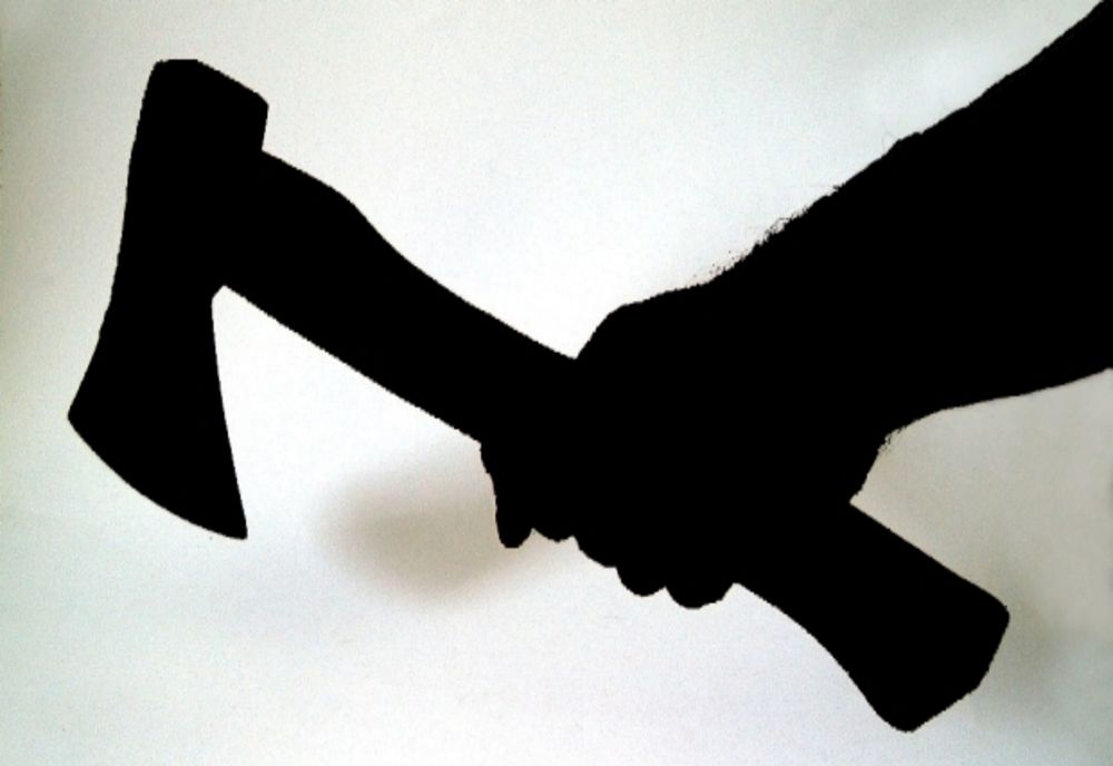 Supărat pe tată, i-a spart casa cu toporul! S-a ales cu dosar penal, dar și cu un ordin de protecție provizoriu