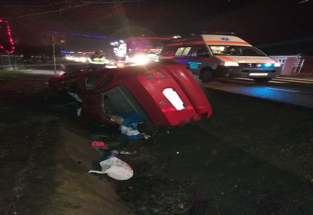 FOTO: Accident pe DN17, la Ciceu Mihăiești: autoturism în șanț, după ce a lovit un cap de pod! Trei persoane, la spital