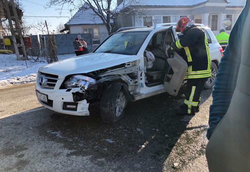 FOTO: Accident pe DJ 151, în cartierul bistrițean Sigmir! Un microbuz și un autoturism au colizionat