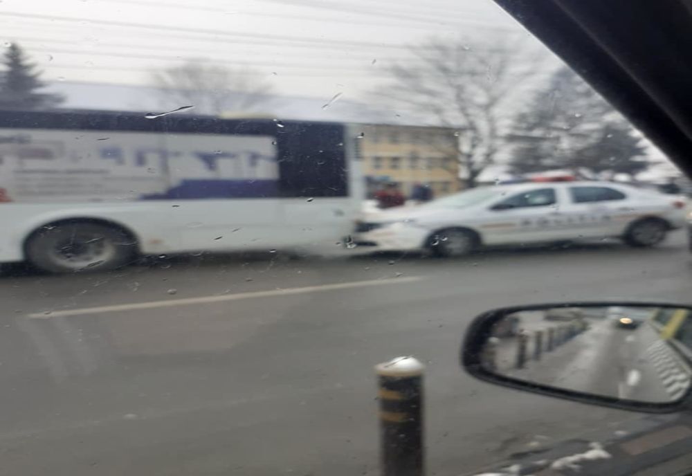 O autospecială de poliție a "pupat" spatele unui autobuz, în Bistrița! Vinovat este chiar polițistul