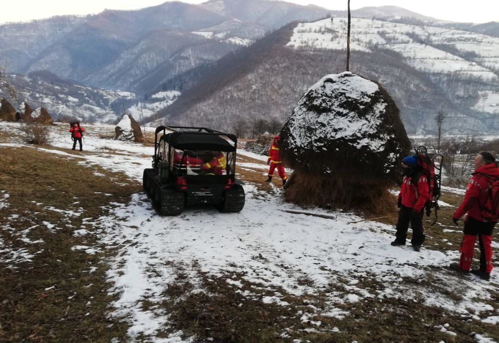 FOTO/VIDEO: Bătrână de 83 de ani, suspectă de accident vascular cerebral, salvată cu șenilata