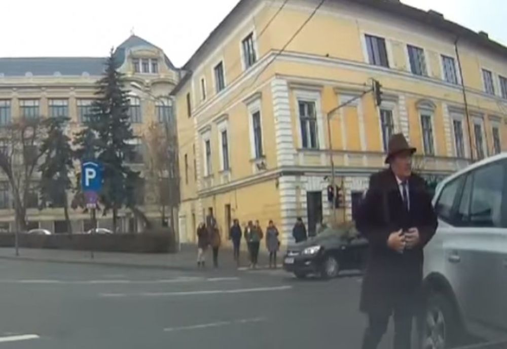 VIDEO | Primarul din Năsăud, parcare pe sens opus în centrul Clujului