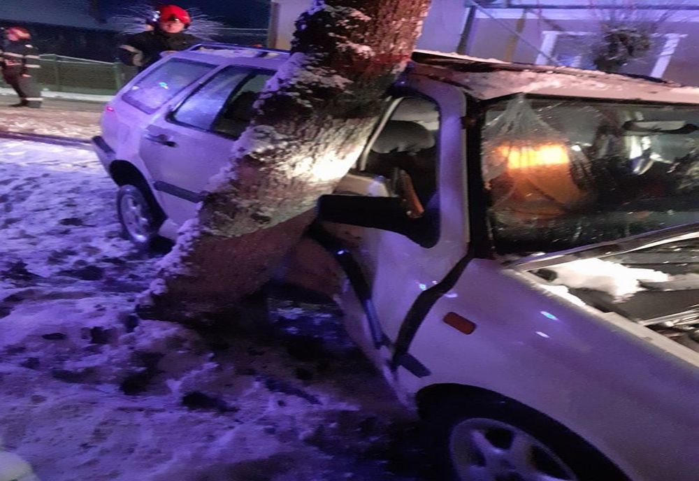 Accident în Bistrița-Năsăud, pe DJ 172! Un autoturism s-a izbit de un copac. O persoană a ajuns la spital cu traumatism cranian