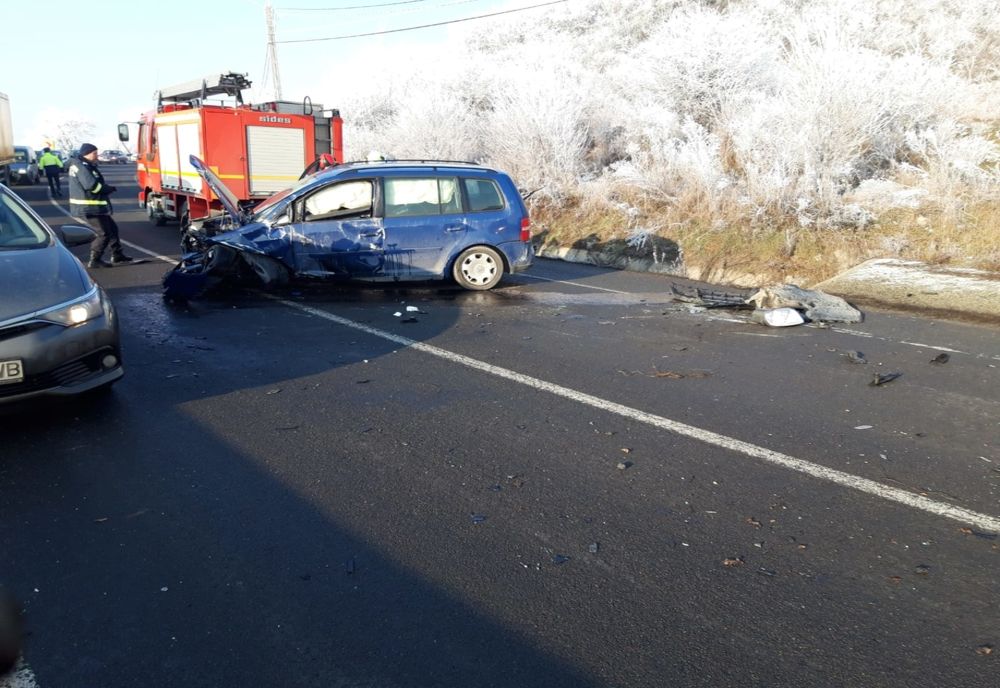 Mașină intrată într-un cap de pod, în Crainimăt, pe DN 17! O femeie însărcinată a ajuns la spital