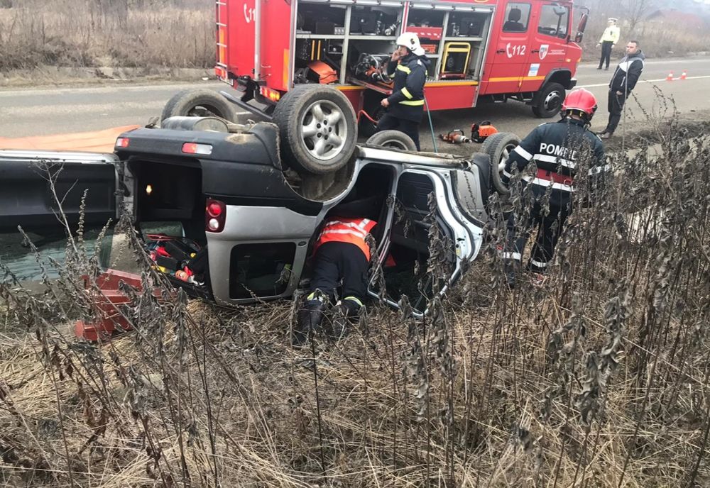 FOTO: Mașină răsturnată pe DJ 151! Două persoane au ajuns la spital