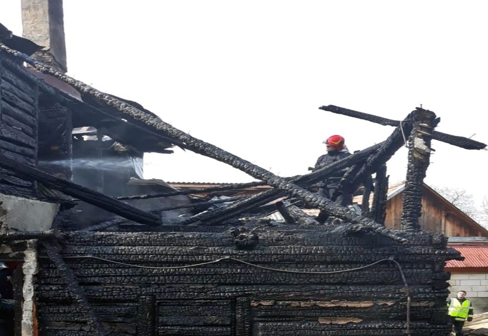 FOTO: Incendiu puternic în localitatea bistrițeană Budacu de Sus! Flăcările au pornit de la o afumătoare