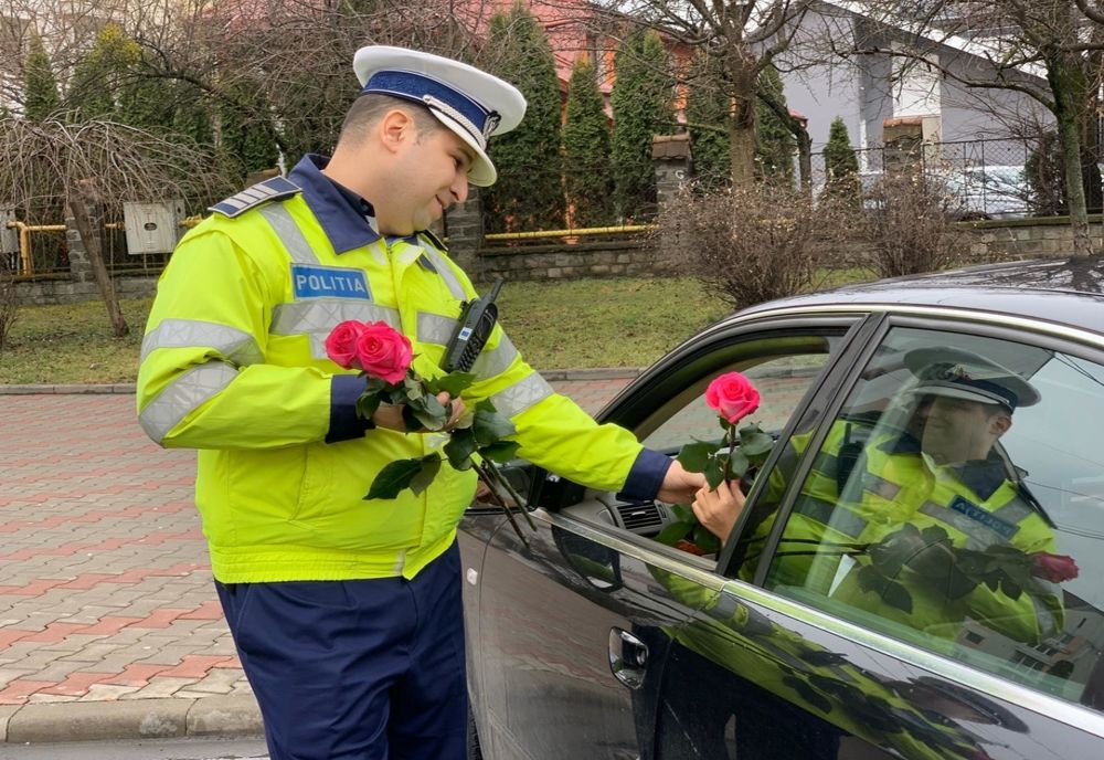 Doamnele și doamnișoarele, oprite în trafic de polițiștii bistrițeni! Au primit flori, dar și sfaturi preventive