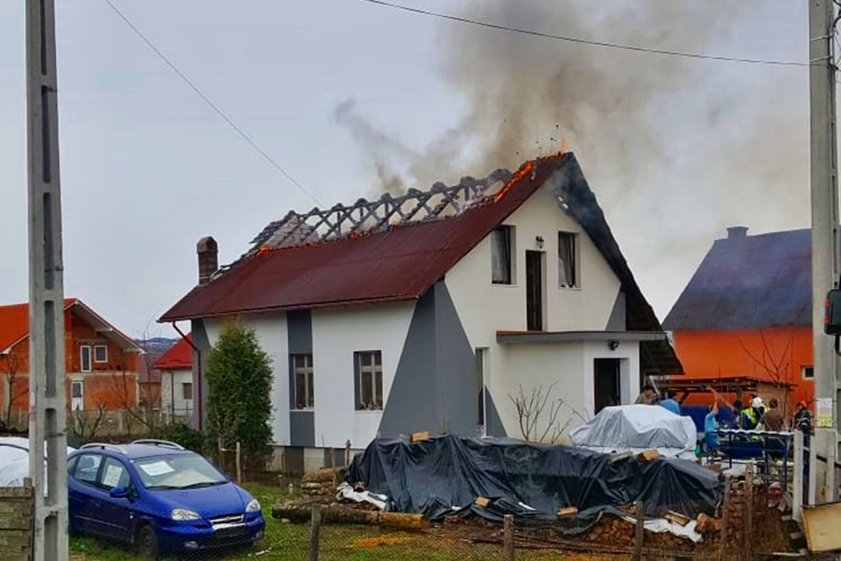 Incendiu în Domnești! Acoperișul și mansarda unei case, cuprinse de flăcări