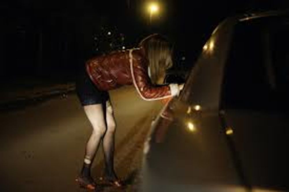 Prostituţie pe timpul stării de urgenţă! Poliţiştii au prins doi proxeneţi