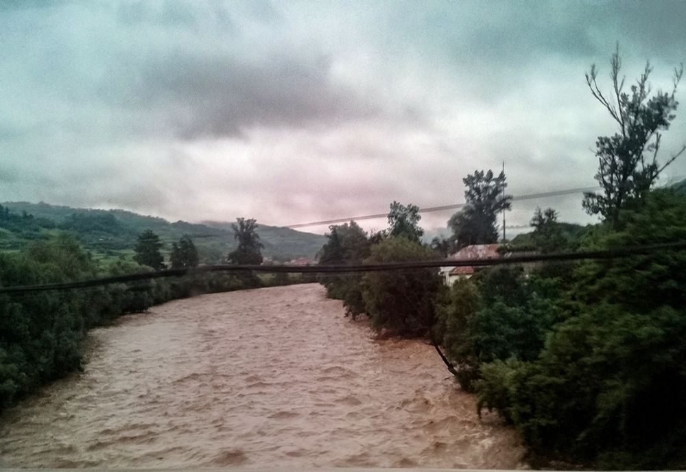 FOTO: Năsăudean, găsit înecat! Bărbatul ar fi încercat să traverseze Someșul cu o tiroliană