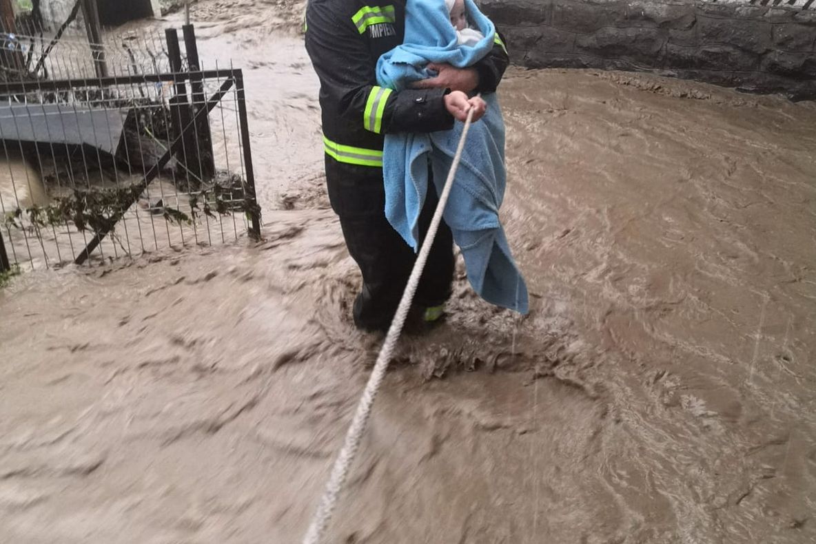 Foto/Video: Ploaia torențială a făcut ravagii în Bistrița-Năsăud! Mai multe gospodării au fost inundate