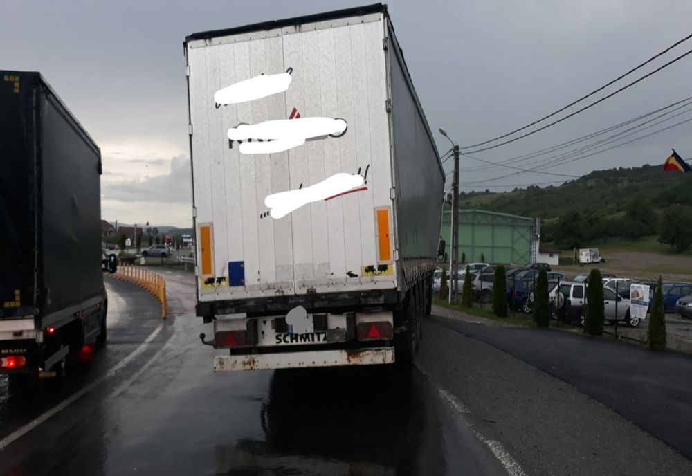 FOTO: Un TIR a ajuns într-un parapet, la Livezile! Recomandările polițiștilor