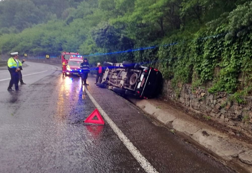 Accident pe DN 17, la Valea Străjii! O șoferiță a ajuns cu mașina în șanț, cu roțile în sus