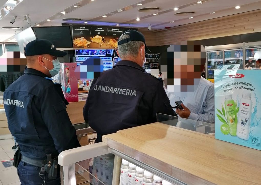 Amenzi și avertismente aplicate de jandarmi celor care nu poartă mască de protecție în spații închise