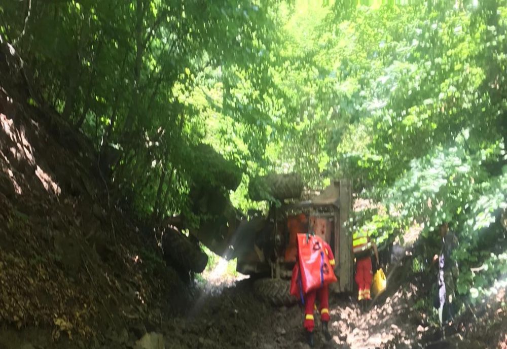 FOTO: Accident grav într-o pădure din Suplai! Bărbat, transportat cu elicopterul SMURD la un spital din Târgu Mureș